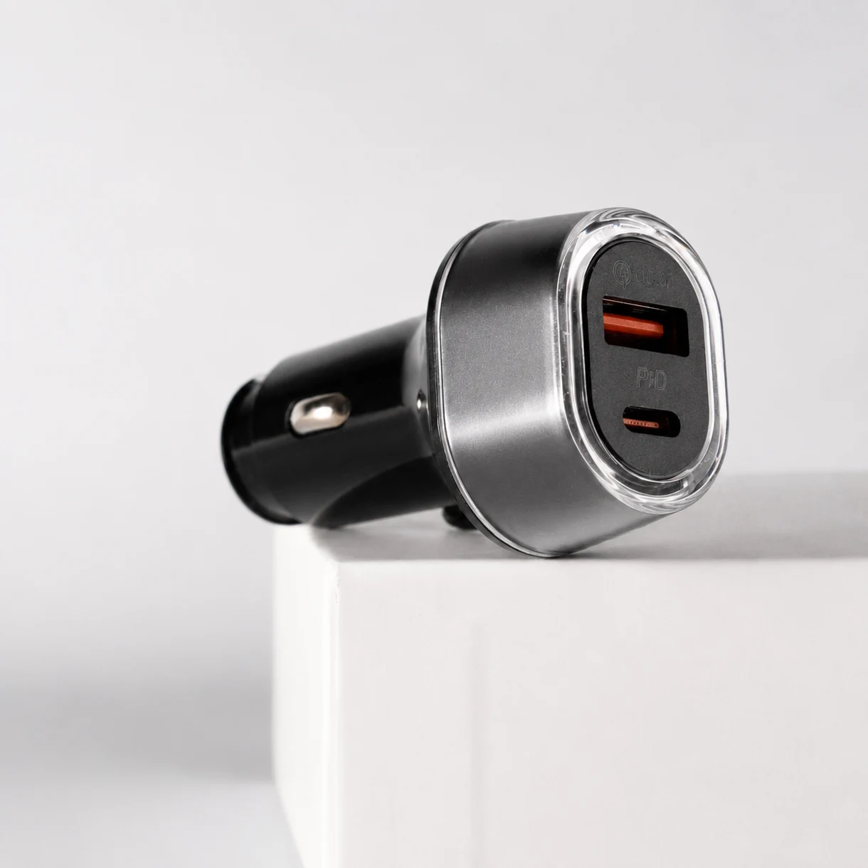Mini lokalizator GPS ukryty w ładowarce samochodowej